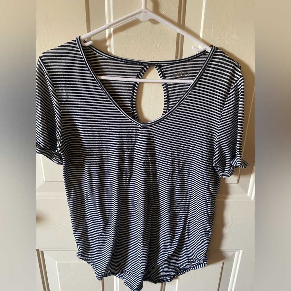 Black and white striped opening in the back So shirt